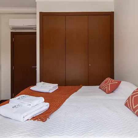 B04 - Luxury 2 Bed W Terrace Pool *