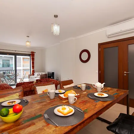 B04 - Luxury 2 Bed With Terrace Pool شقة *